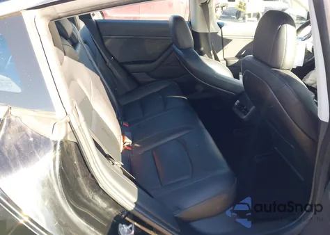 2018 Tesla Model 3 Long Range/Mid Range z USA, uszkodzony, nr VIN 5YJ3E1EA0JF039518